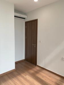 Cửa trước nhà Eco Green Saigon Căn hộ Eco Green Saigon bàn giao nội thất cơ bản, tiện nghi.