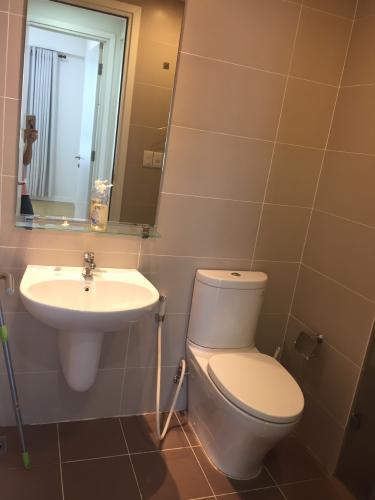wc căn hộ 2 phòng ngủ masteri thảo điền Căn hộ Masteri Thảo Điền ban công thoáng mát, nội thất đầy đủ