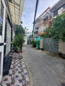 Đường trước nhà phố Quận Bình Thạnh Nhà phố kết cấu 1 trệt 1 lầu diện tích 27m2, đầy đủ nội thất.