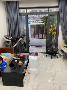 Phòng khách nhà phố đường số 2, Quận 2 Nhà phố hướng Đông, mặt tiền đường nhựa xe hơi.