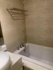 Phòng tắm Vinhomes Central Park Căn hộ Vinhomes Central Park tầng cao, ban công hướng Tây Bắc.