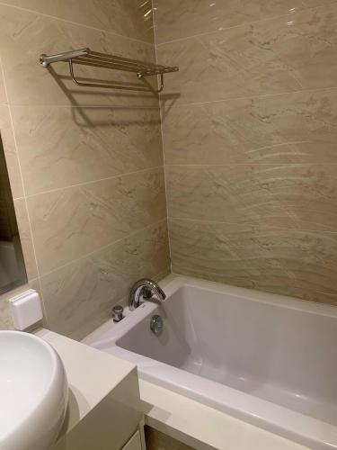 Phòng tắm Vinhomes Central Park Căn hộ Vinhomes Central Park tầng cao, ban công hướng Tây Bắc.