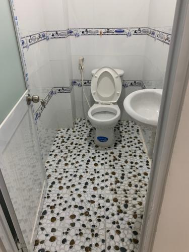 Phòng tắm nhà phố đường số 13 Bán nhà phố 2 tầng đường 13, phường 4, quận 4 kết cấu 2 phòng ngủ diện tích đất 17.6m2, diện tích sàn 37.2m2 chính hướng Tây Nam.