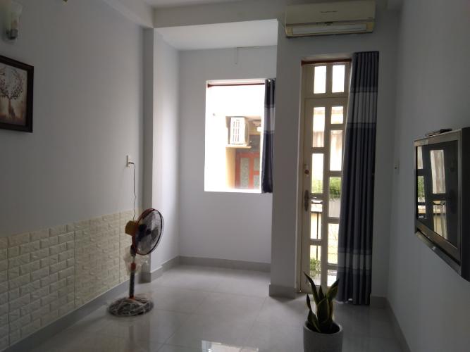 Bên trong nhà phố Hoàng Diệu, Quận 4 Nhà phố hẻm 4m, diện tích 21m2, khu ăn uống sầm uất.