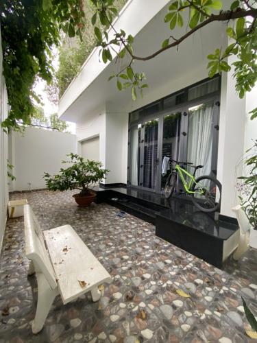 Biệt thự Quận 2 Biệt thự diện tích 165m2 được thiết kế sang trọng, bàn giao nội thất cơ bản.