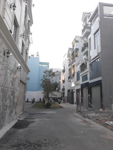 Hẻm nhà phố Quang Trung, Gò Vấp Nhà phố hướng Đông Nam, xe hơi đậu trong nhà, có công viên nhỏ.