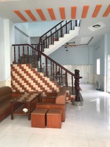 Phòng khách nhà phố quận 9 Nhà phố quận 9 rộng 81.7m2, mặt tiền ngay ngã 3 đường.