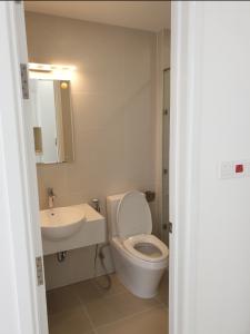 phòng vệ sinh căn hộ sai gòn mia Căn hộ tầng cao Saigon Mia, thiết kế tinh tế, nhiều cửa đón sáng.