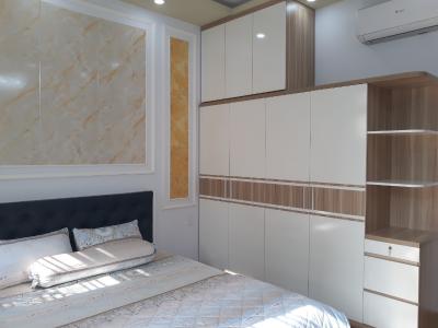 Phòng ngủ nhà phố Quang Trung, Gò Vấp Nhà phố hướng Đông Nam, xe hơi đậu trong nhà, có công viên nhỏ.