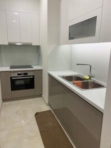 Phòng bếp Vinhomes Golden River, Quận 1 Căn hộ Vinhomes Golden River tầng cao, đầy đủ nội thất.