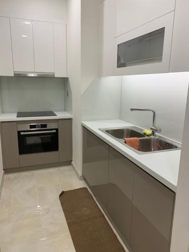 Phòng bếp Vinhomes Golden River, Quận 1 Căn hộ Vinhomes Golden River tầng cao, đầy đủ nội thất.