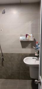 Phòng tắm NewTown Apartment, Thủ Đức Căn hộ Newtown Apartment hướng Đông Nam, nội thất cơ bản.
