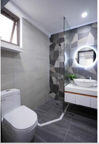 Nhà vệ sinh Saigon South Residence  Căn hộ Saigon South Residence tầng cao, ban công hướng Bắc.