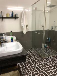 Phòng tắm nhà phố Quận Bình Thạnh Nhà phố Q.Bình Thạnh diện tích sử dụng 260.7m2, sổ hồng pháp lý rõ ràng.