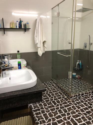 Phòng tắm nhà phố Quận Bình Thạnh Nhà phố Q.Bình Thạnh diện tích sử dụng 260.7m2, sổ hồng pháp lý rõ ràng.