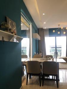 Bàn ăn căn hộ The Sun Avenue Bán căn hộ The Sun Avenue view hồ bơi và tòa Landmark 81.