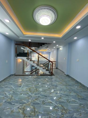 Phòng khách nhà phố Nhà phố Bình Tân hướng Bắc thiết kế hiện đại, hẻm xe hơi.