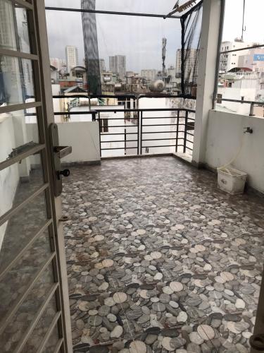 Sân thượng nhà phố Quận 1 Nhà phố trung tâm thành phố Quận 1 hướng Nam, đầy đủ nội thất.