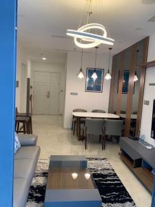 Phòng khách Vinhomes Golden River, Quận 1 Căn hộ Vinhomes Golden River tầng cao, đầy đủ nội thất.