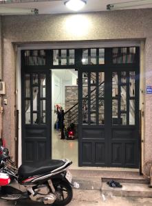 Phòng khách Nhà phố Bình Tân cửa hướng Bắc thiết kế kiên cố, hẻm xe máy.