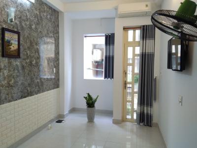 Bên trong nhà phố Hoàng Diệu, Quận 4 Nhà phố hẻm 4m, diện tích 21m2, khu ăn uống sầm uất.