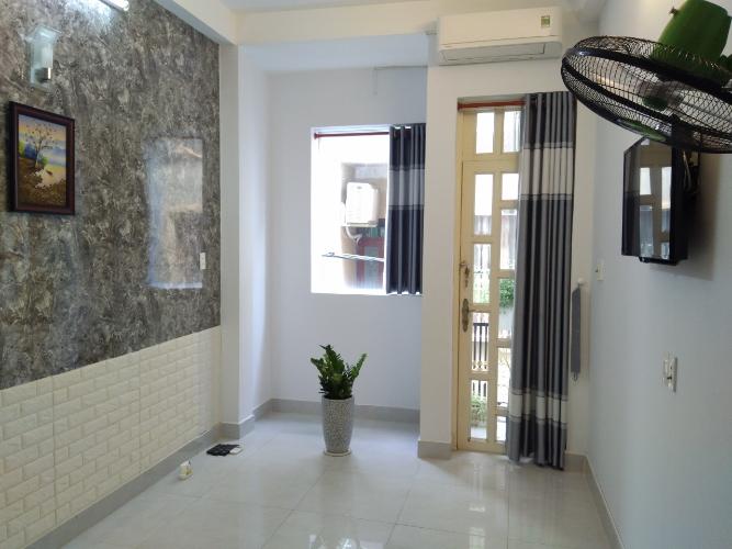 Bên trong nhà phố Hoàng Diệu, Quận 4 Nhà phố hẻm 4m, diện tích 21m2, khu ăn uống sầm uất.