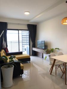 phòng khách căn hộ 2+1 phòng ngủ the sun avenue Căn hộ The Sun Avenue tầng trung, kèm nội thất đầy đủ.