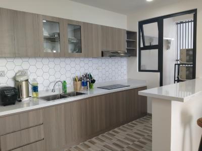 nhà bếp căn hộ đảo kim cương Căn hộ Đảo Kim Cương tầng trung, đón view thành phố sầm uất.