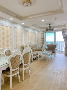 Phòng khách căn hộ Vista Verde Căn hộ Vista Verde đầy đủ tiện nghi, view thành phố tuyệt đẹp.