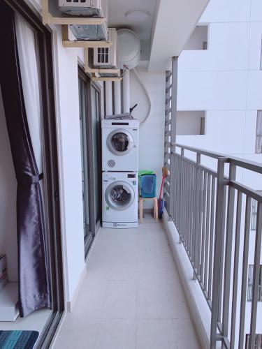 Ban công căn hộ The Sun Avenue Căn hộ The Sun Avenue thuộc tầng trung, diện tích 76m2