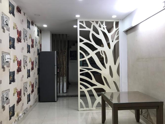 Phòng khách nhà phố Quận 1 Nhà phố trung tâm thành phố Quận 1 hướng Nam, đầy đủ nội thất.