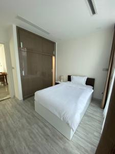phòng ngủ Căn hộ Vinhomes Golden River tầng cao, nội thất đầy đủ.