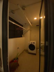 Ban công căn hộ New City Thủ Thiêm, Quận 2 Căn hộ tầng trung New City Thủ Thiêm nội thất đầy đủ, view sông.