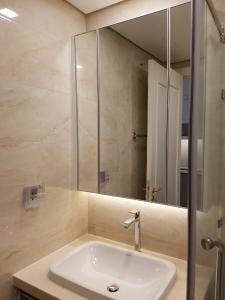Phòng tắm Vinhomes Golden River, Quận 1 Căn hộ tầng 5 Vinhomes Golden River nội thất cơ bản.