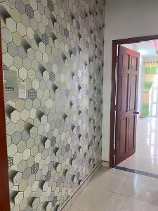 Bên trong nhà phố Hương Lộ 2, Bình Tân Nhà phố hẻm thông xe hơi tiện kinh doanh, hướng Tây Bắc.