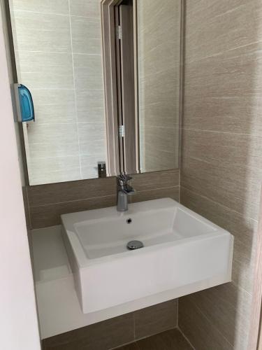 Phòng tắm căn hộ Vinhomes Grand Park Căn hộ Vinhomes Grand Park nội thất cơ bản, view nội khu yên tĩnh.