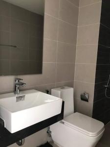 Nhà tắm căn hộ Sunrise CityView Cho thuê căn hộ Sunrise CityView, diện tích 38m2 - 1 phòng ngủ, nội thất cơ bản.