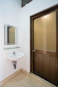 Phòng tắm nhà phố đường Đào Tông Nguyên, Nhà Bè Nhà phố hướng Tây Bắc diện tích 108m2, hẻm xe hơi rộng.