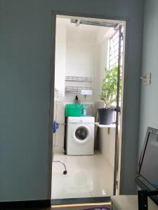 Ban công căn hộ chung cư Mỹ Đức Căn hộ chung cư Mỹ Đức bàn giao đầy đủ nội thất, hướng Đông.