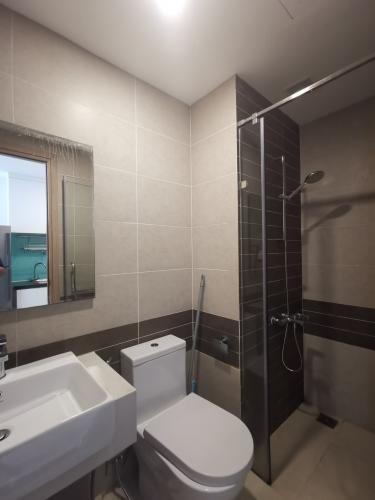 Phòng tắm Rivergate Residence, Quận 4 Căn hộ Officetel RiverGate Residence tầng thấp, view Bitexco.