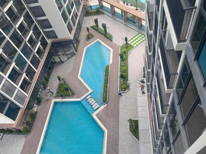 View nội khu Eco Green Saigon Căn hộ Eco Green Saigon tầng trung, view sông và thành phố thoáng mát.