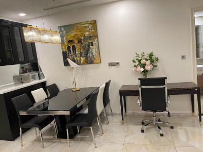Bàn ăn Vinhomes Golden River, Quận 1 Căn hộ Vinhomes Golden River tầng thấp, nội thất tiện nghi.