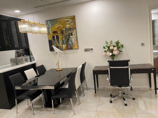 Bàn ăn Vinhomes Golden River, Quận 1 Căn hộ Vinhomes Golden River tầng thấp, nội thất tiện nghi.