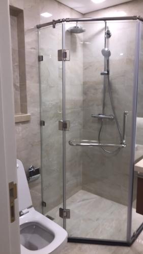 Phòng tắm Vinhomes Golden River, Quận 1 Căn hộ Vinhomes Golden River tầng thấp, đón view thoáng mát.