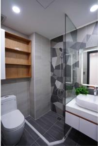 Nhà vệ sinh Saigon South Residence  Căn hộ Saigon South Residence tầng cao, ban công hướng Bắc.