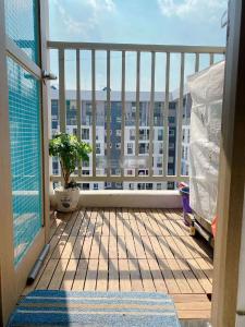 Ban công Sky 9, Quận 9 Căn hộ Sky 9 nội thất cơ bản, view thành phố mát mẻ.