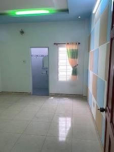 Bên trong nhà phố Hương Lộ 2, Bình Tân Nhà phố hẻm thông xe hơi tiện kinh doanh, hướng Tây Bắc.