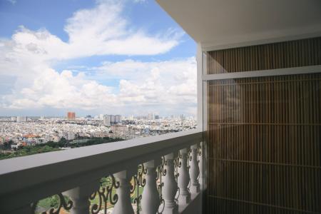 Ban công căn penthouse Grand Riverside Penthouse Grand Riverside đầy đủ nội thất, view thành phố sầm uất.