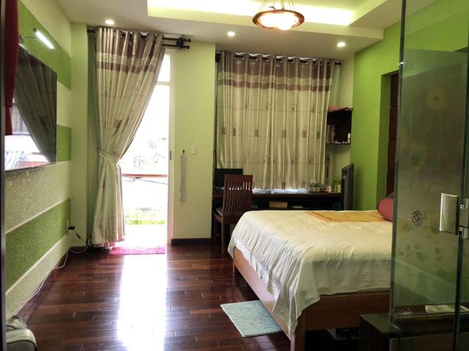 Phòng ngủ nhà phố quận Phú Nhuận Bán nhà cách Bệnh viện Phú Nhuận 200m, sổ hồng, nội thất đầy đủ, có hồ bơi nhỏ.