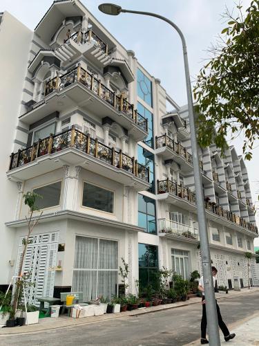 Đường nhà phố Bình Tân Nhà phố khu Lux Home Gardens diện tích sử dụng 220m2, hướng Tây.